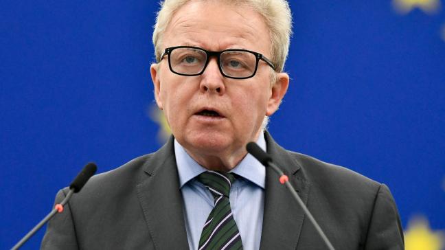 Face aux critiques du secteur agricole qui ont émaillé son mandat et à son manque de poids politique au sein du collège en raison de son appartenance au parti des conservateurs eurosceptiques, le Polonais souhaite avant tout défendre ses accomplissements.
