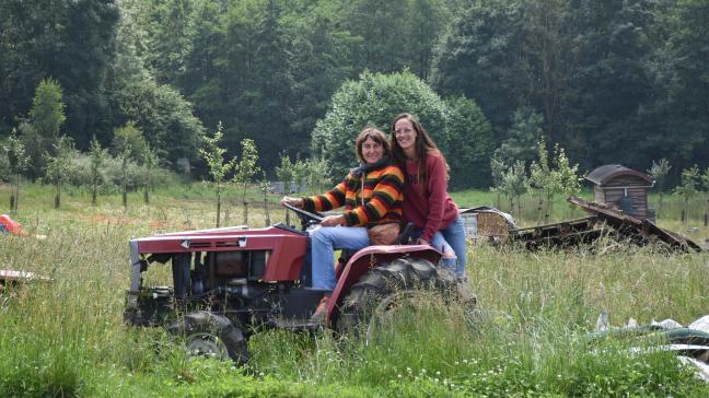 Fanny Henson (à droite) a découvert les bienfaits des activités de maraîchage grâce à Caroline Laurent (à gauche), la coordinatrice du projet « Vaches et bourrache ». Sur la ferme, elle dit avoir trouvé un environnement et des personnes « qui font du bien ».