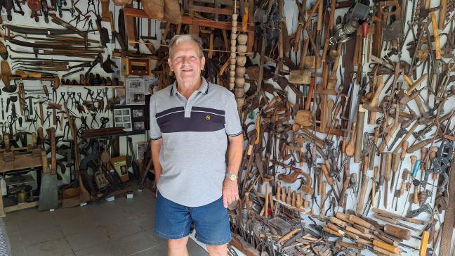 Cela fait plus de 40 que Jean collectionne les vieux outils, tous exposés dans son garage.