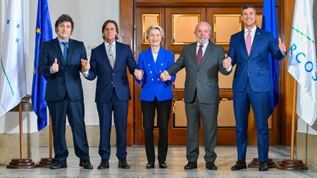 Ursula von der Leyen entourée, de gauche à droite, de Javier Milei (Argentine), Luis Alberto Lacalle Pou (Uruguay), Lula da Silva (Brésil) et Santiago Pena (Paraguay).