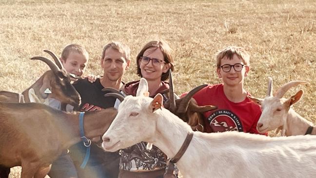 Cette mère de deux enfants a d’abord trait pour la consommation familiale. Suite aux demandes extérieures, sa production a augmenté au fil du temps.