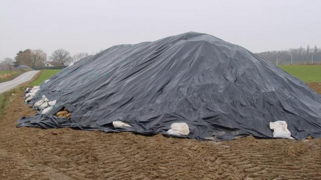 Des bâches en plastique sont mises gratuitement à disposition dans les sucreries et leurs dépôts.