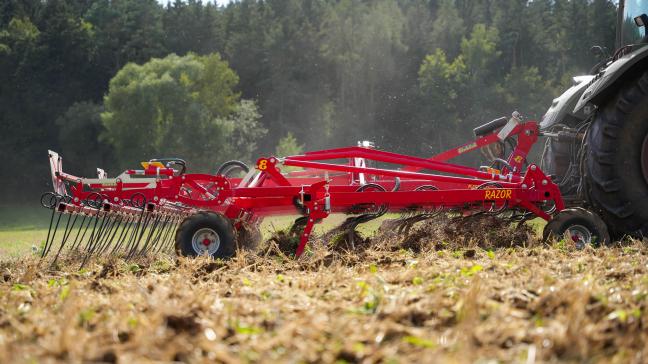 Le choix entre le rouleau et les roues comme éléments du scalpeur permet une adaptation de la machine à différentes utilisations.
