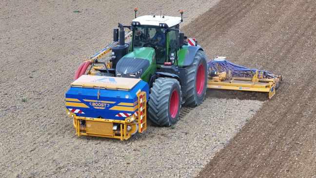 Avec ses deux ou trois doseurs, la trémie peut à la fois servir pour les semis et la fertilisation.