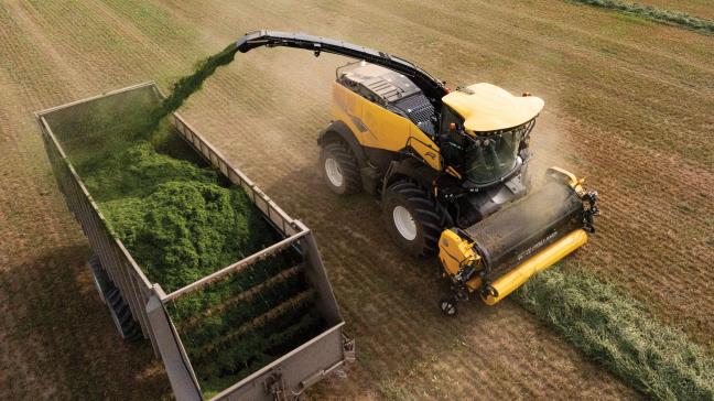 L’ensilage d’herbe est facilité par le système de prévention des bourrages.