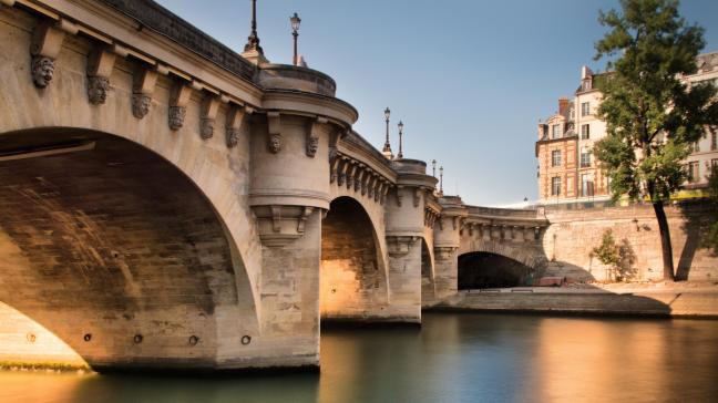 Le Pont-Neuf est le plus vieux pont de la ville de Paris et c’est sans doute grâce à son état exceptionnel qu’il porte ce nom.