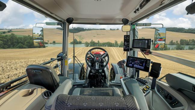 Les technologies embarquées s’imposent progressivement dans les tracteurs,  à l’image des différents écrans  présents dans les cabines.