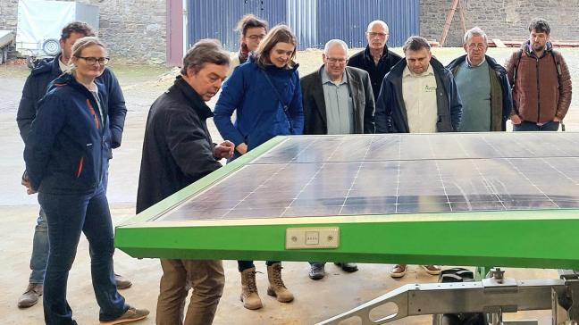 La visite de la Ferme de la Tour à Saint-Marc a voulu démontrer à la minsistre régionale de l’Agriculture (au centre)  les capacités d’innovations techniques et commerciales de l’agriculture biologique.