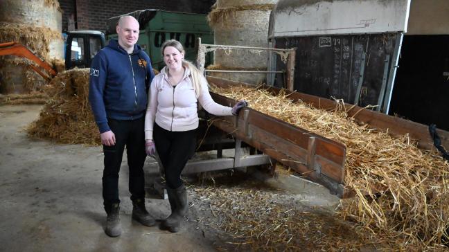 Après plus de 35 ans à trier de la paille pour le carnaval, Sarah et Samuel ont pris le relais des parents, Frédéric et Laurence.