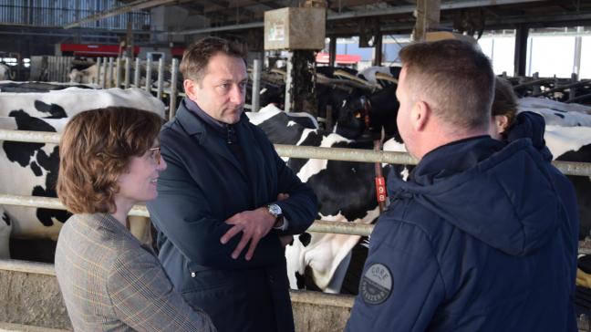 Les commissaires Jessika Roswall et Christophe Hansen écoutent les explications de l’éleveur laitier Bart Vanderstraeten (de dos) sur le fonctionnement de son exploitation agricole.