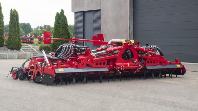 La herse rotative Kredo, ici sur le combiné Versa 6SL, se décline en largeurs de travail de 3 à 6 m.