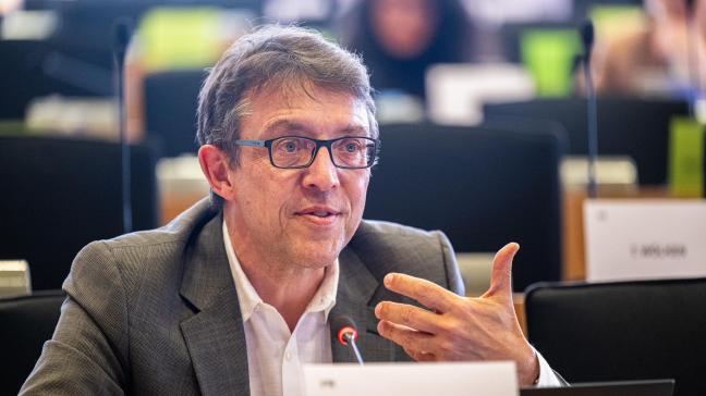 Christophe Clergeau dénonce le faux clivage artificiellement imposé par la droite, opposant d’un côté les partisans de l’innovation technologique et de l’autre,  ceux qui y seraient hostiles.