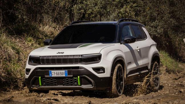 Petit SUV compact, l’Avenger 4xe prouve qu’il peut enfin passer presque partout.