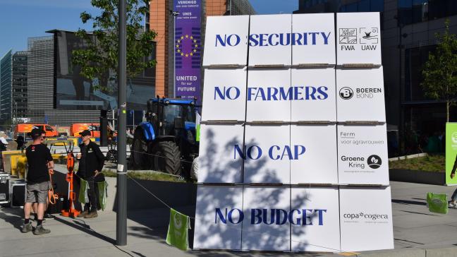 En mai déjà, plusieurs syndicats agricoles s’étaient rassemblés près du rond-point Schuman à Bruxelles, autour d’une mise en scène pour dénoncer les menaces pesant sur le budget de la PAC.