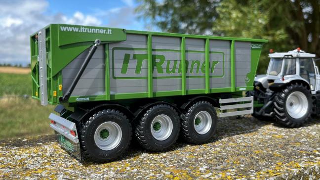 À l’occasion de cette exposition, une miniature spéciale sera proposée à la vente. Il s’agit d’une benne  ITRunner Dumper Alu qui sera proposée  en deux couleurs : rouge ou vert.