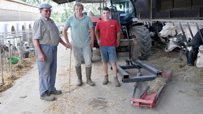 Au fil de ses passages à la ferme, Jonas Audoor (à droite) remarque la difficulté qu’a Georges Eeman (à gauche) à avancer, à la main avec une pelle, le fourrage des vaches. C’est là que lui vient l’idée de fabriquer un «repousse-crèche».