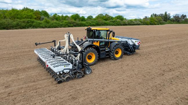 Le semoir promet un dépôt de graines précis, même à plus de 12 km/h. Son système de dépression assure le bon positionnement des semences, sans rebond ni projection.