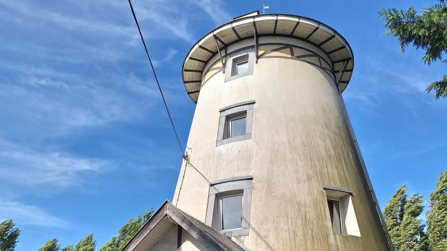L’ancien moulin à vent a été transformé en gîte par ses anciens propriétaires. Il peut accueillir quatre personnes.