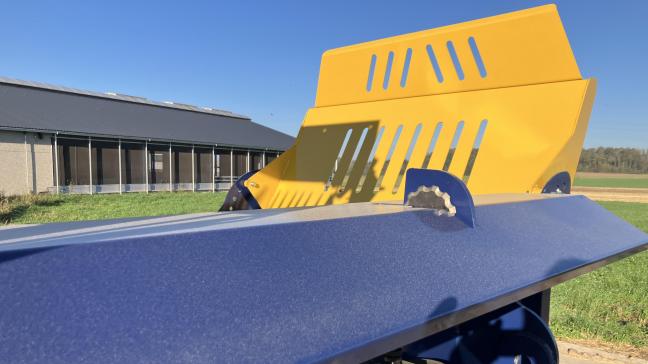 L’Easycut permet de couper facilement les filets, plastiques et  cordes entourant les balles, sans quitter  la cabine.