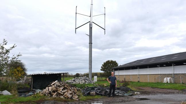Autour et au sein de la ferme  de Pierre Dubois, les signes de transition  se multiplient : éolienne, panneaux photovoltaïques sur un hangar, pompe  à chaleur géothermique pour la maison, prairies extensives entretenues  avec soin.