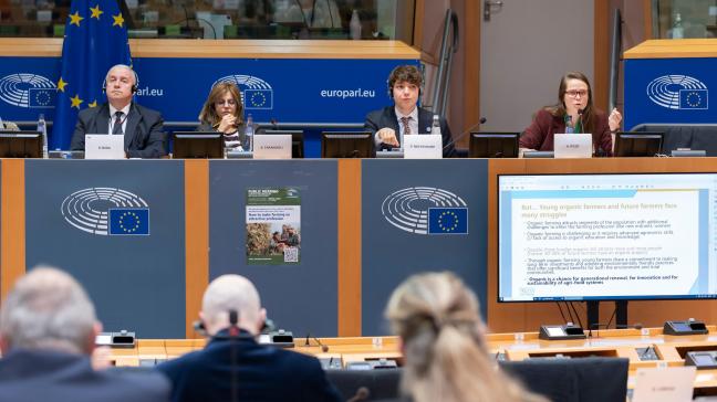 Peter Meedendorp, le président du Ceja (au centre), Serena Tarangioli (Crea)  et Anne Picot (Fnab et réseau des jeunes bio européens) ont regretté une stratégie européenne qui ne s’accompagne d’aucun signal budgétaire clair.
