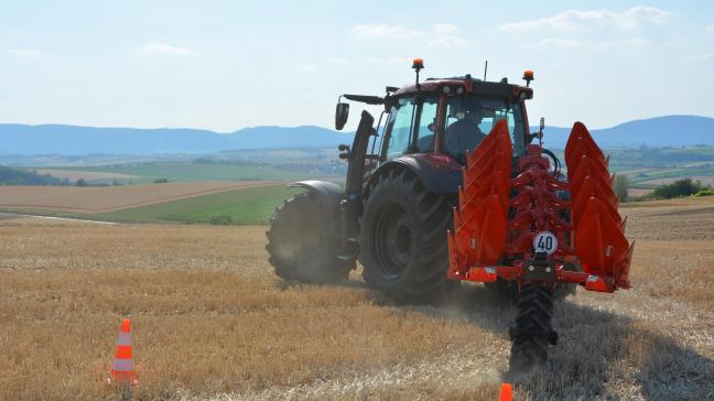 Doté de l’avant-train GoDrive et  de la roue Work and Roll, la Master M, charrue portée, se comporte comme  un outil semi-porté au transport.