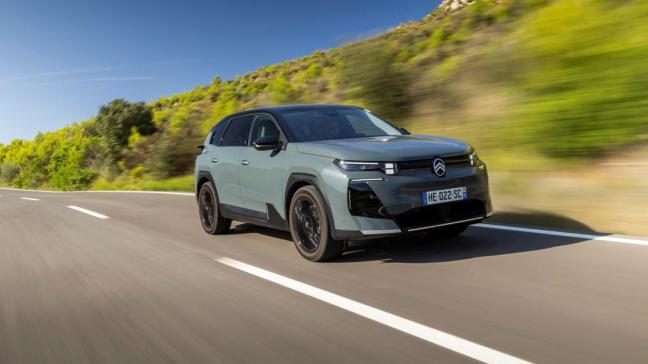 Assez virile, la face avant dispose du nouveau  logo et d’une signature  lumineuse en 3 parties.