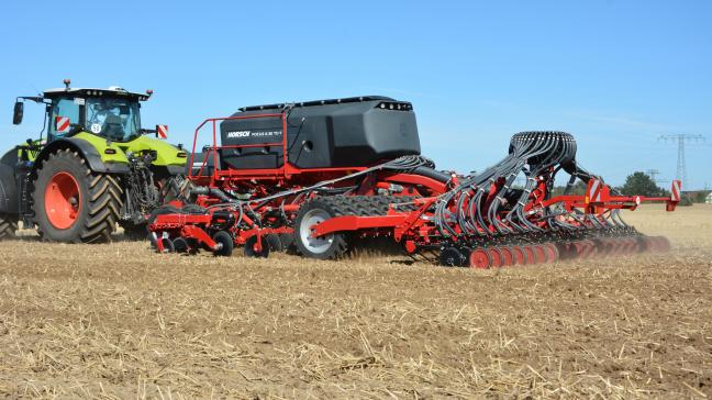 Le Focus (ici 6.30 TD F) embarque  une trémie d’une capacité de 5.000 l, pouvant être complétée, en option,  par le MiniDril (400 l).