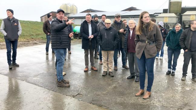 La visite de la ferme Sizaire a permis à plusieurs  agriculteurs de poser des questions à la ministre.