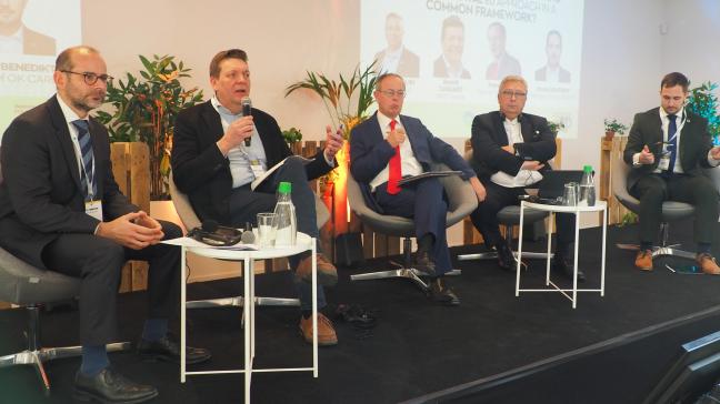 Pour Benoît Cassart (deuxième à partir de la gauche), le progrès environnemental  ne doit pas se traduire par une contraction de la production européenne.