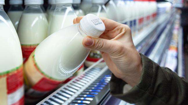 Dans son interpellation, le député pointe une mécanique bien connue : proposer du lait à prix cassé pour attirer  le consommateur, au risque de tirer l’ensemble  des prix vers le bas.
