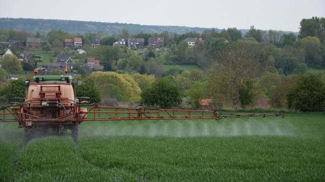 Dans le cadre du renouvellement d’une matière active, la firme qui souhaite soutenir sa molécule, doit introduire un nouveau dossier d’homologation auprès des autorités européennes. Le renouvellement est ensuite accordé, pour une période de 5 à 15 ans, ou refusé.