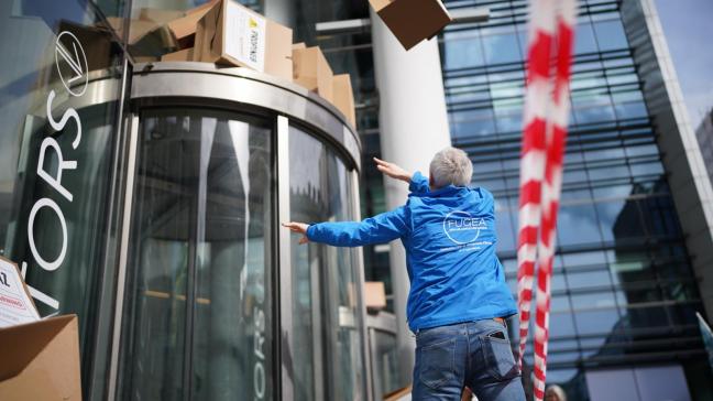 Des caisses symbolisant une cinquantaine de pesticides ont été déposées devant les bureaux de Bayer, afin de dénoncer l’exportation de substances interdites sur le sol européen vers d’autres régions du monde.