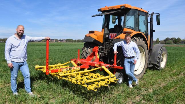 L’engagement d’Alexandre Willem (à d.), encouragé par son professeur, Raphaël Honorez, reste isolé.  Dans sa classe, il est le seul élève à s’être engagé dans cette voie encore peu empruntée.