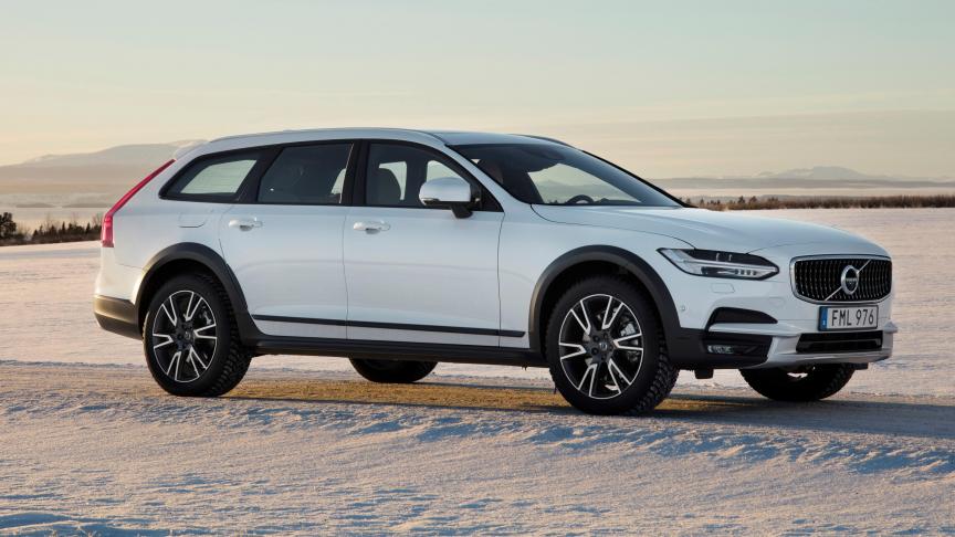 Le variant Cross Country, c’est une garde au sol rehaussée de 6 cm par rapport au Volvo V90 traditionnel.