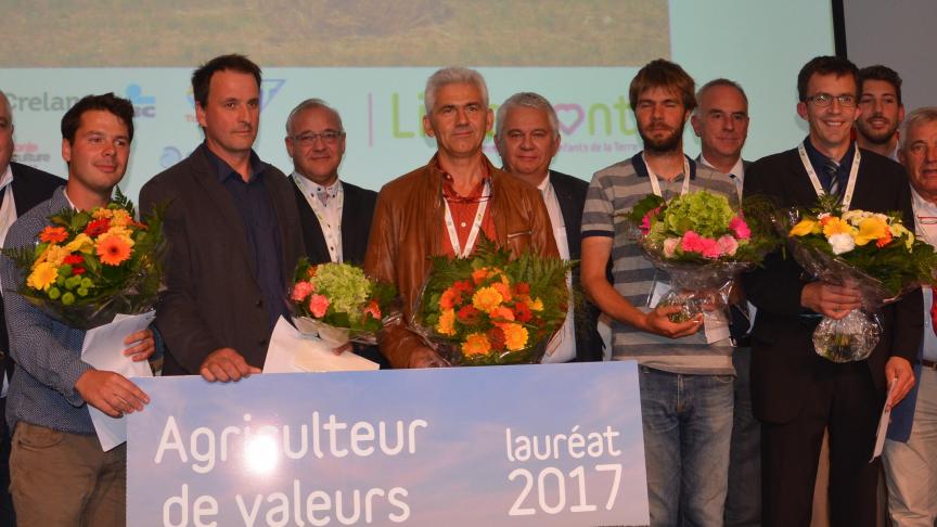 De gauche à droite, Damien Henricot, Bernard Convié, Georges Leclerc, Manu (Fanes de carotte) et Frédéric Vandeputte ont été désignés «agriculteurs de valeurs 2017», une distinction couronnant leurs démarches innovantes et en lien direct avec les attentes de la société.