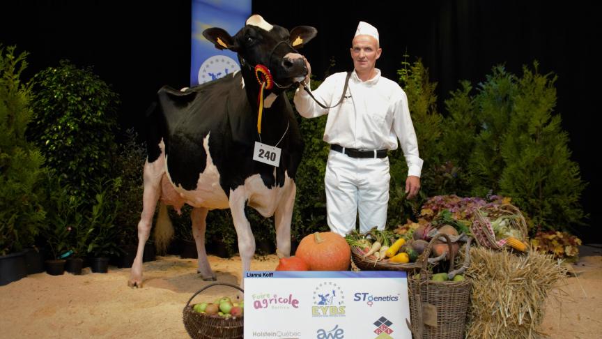 Romana de la Garde-Dieu, championne réserve des vaches adultes, à Luc Piron.