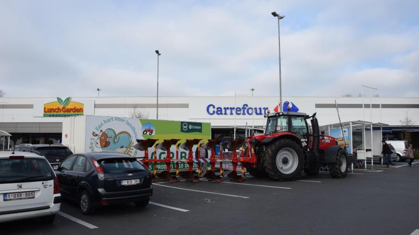 Huit parkings de supermarchés ont pu accueillir l’imposant conteneur  et le tracteur servant à le déplacer.
