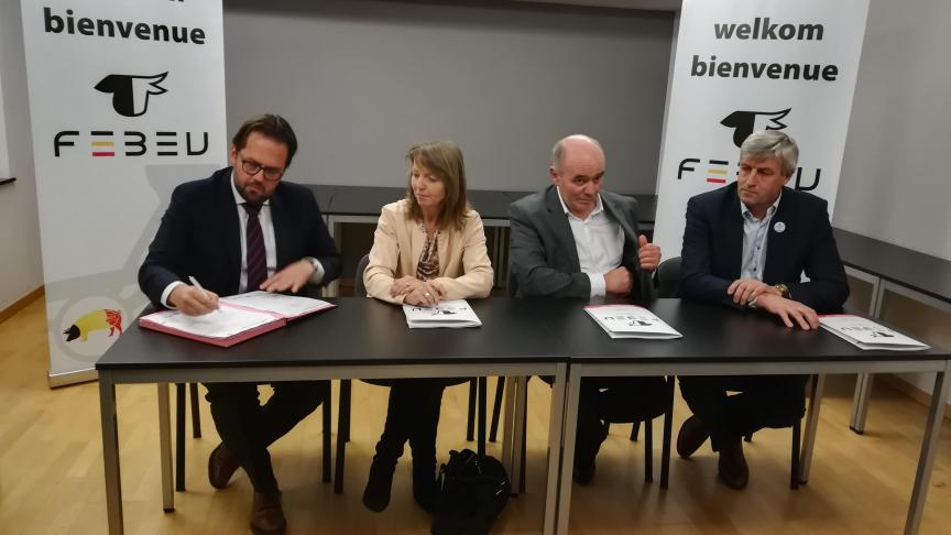 De gauche à droite: Johan Castelein (Febev), Sonja De Becker (Boerenbond), Joseph Ponthier (Fwa) et Hendrik Vandamme (ABS) ont signé l’accord interprofessionnel pour plus de transparence lors de l’abattage des bovins le 11 janvier dernier.