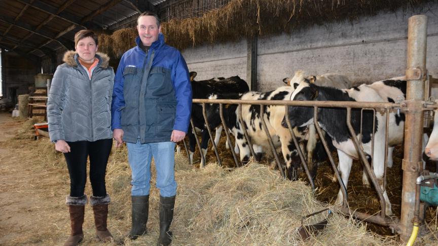 Soin aux animaux, traite, fenaison,... Thierry, représentant de la 4
e
génération d’éleveurs chez les Fagneray,
et Patricia, son épouse, gèrent à deux les différentes activités de l’exploitation.
