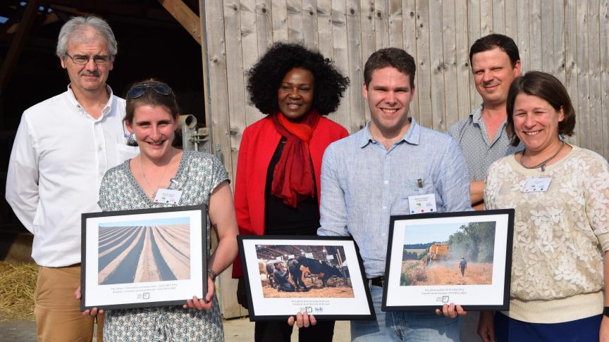 Delphine Jaunard et Jérémy Vandegoor ont été récompensés 
par Isabelle Kibassa-Maliba (au centre), députée provinciale 
à l’agriculture en Brabant wallon.