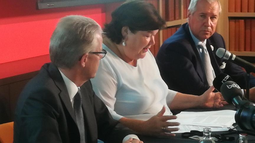 De gauche à droite, Dominique Michel (Comeos), la ministre fédérale de la Santé publique Maggie De Block en Jean Eylenbosch (Fevia)  tirent un premier bilan encourageant des actions menées depuis 2012. Mais il reste encore beaucoup à faire!