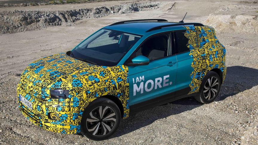 Vous voulez savoir à quoi ressemblera le futur T-Cross ?  Mêlez une Seat Arona et un VW T-Roc, cela vous donnera une bonne idée...