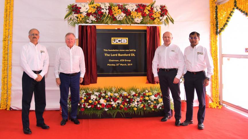 Lord Anthony Paul Bamford, président de JCB, a posé le 25 mars  la première pierre de la nouvelle usine indienne.