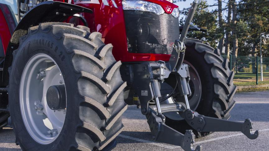 Sur les MF 5700, le relevage avant peut être placé dans trois positions différentes : fixe, flottante ou transport.