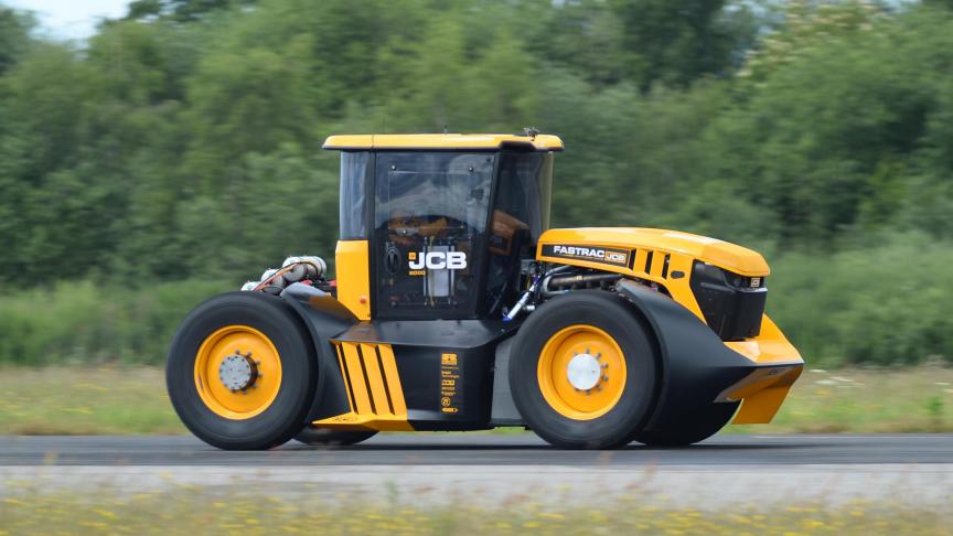 Pour atteindre cette vitesse, le Jcb Fastrac a été quelque peu modifié.