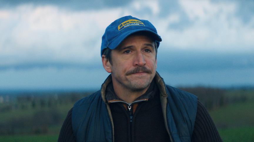 Transformé physiquement, Guillaume Canet met tout son coeur dans ce film qui voit un agriculteur sombrer, sous le poids des dettes et d’un système qui le dépasse et l’enferme.