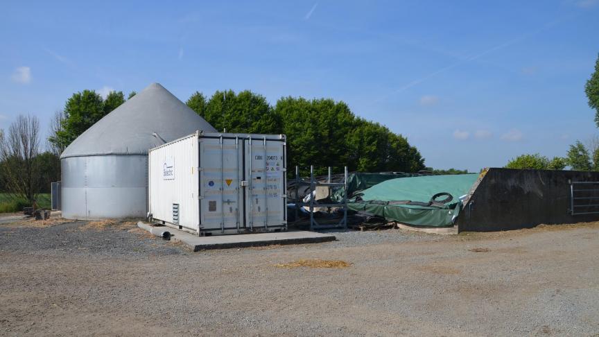 A la ferme de Warelles à Petit-Enghien, vue du digesteur, et en avant-plan, le conteneur où on trouve la cogénération : moteur thermique entraînant un générateur électrique, ce qui fournit à la fois électricité et eau chaude.