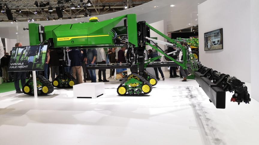 John Deere a présenté un pulvérisateur autonome doté de chenilles pour réduire la pression au sol.