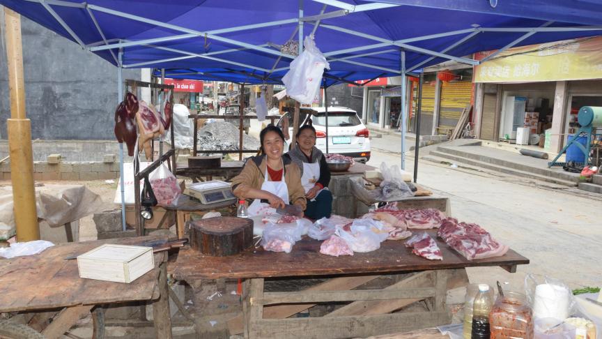 Le gouvernement chinois a donné mission aux abattoirs de gonfler leur offre de viande... et à son administration d’utiliser activement les importations pour accroître l’approvisionnement du marché en viande notamment.